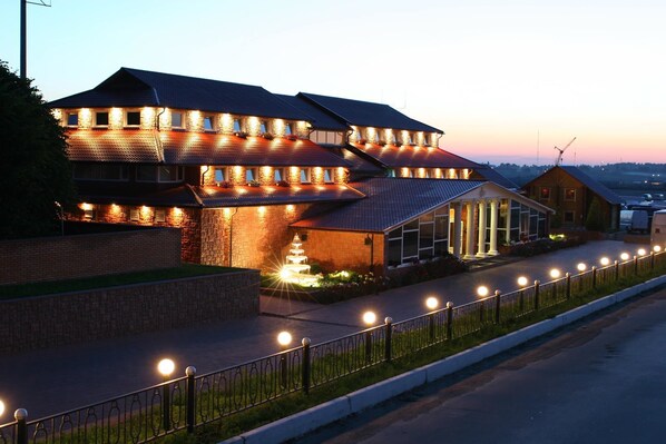 Fassade der Unterkunft – Abend/Nacht