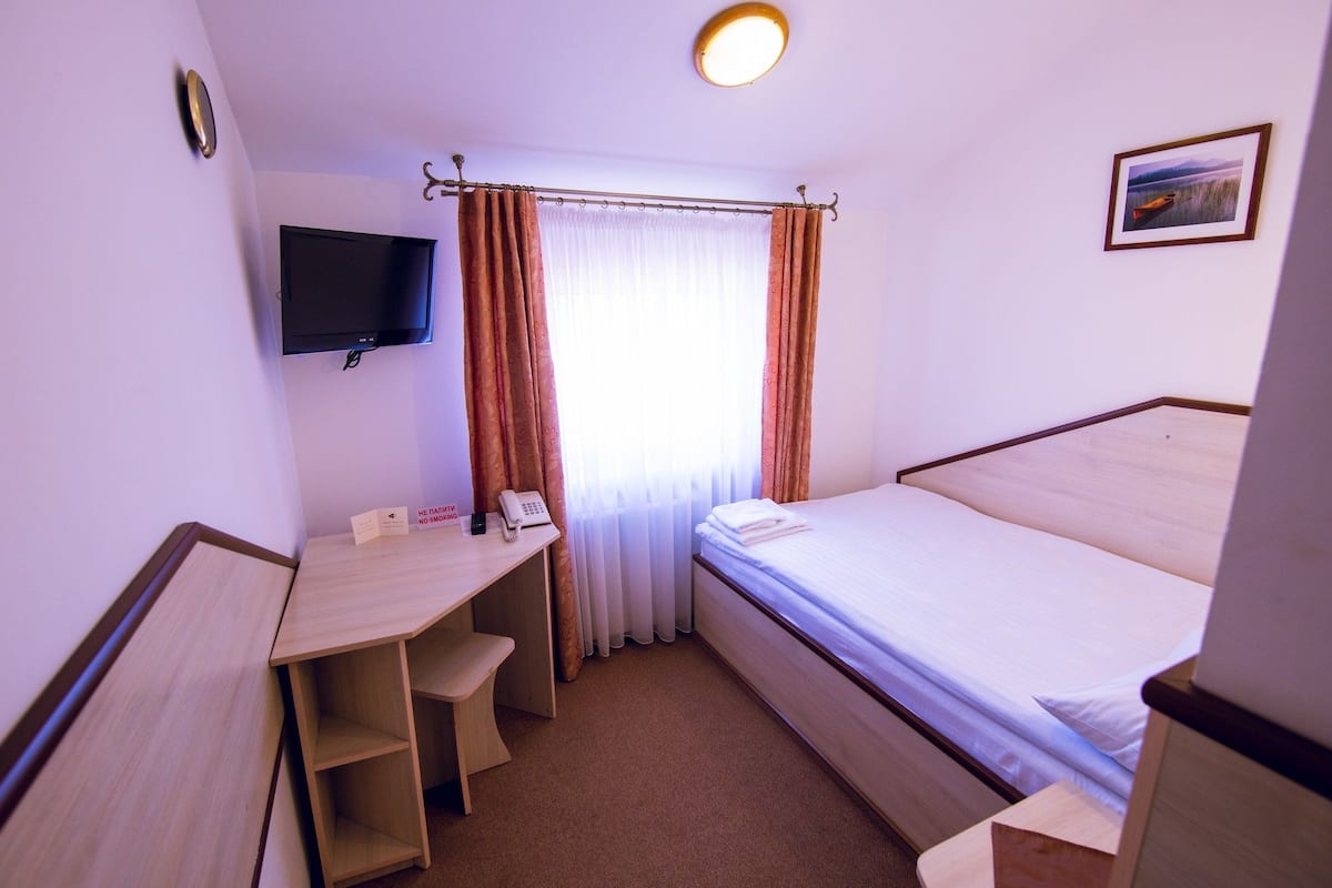 Standard Single Room | In-room safe, desk, soundproofing, iron/ironing board