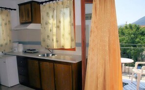 Full-sized fridge, stovetop, coffee/tea maker, electric kettle