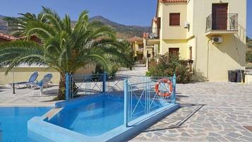 Cofres nos quartos, escrivaninha, quartos à prova de som