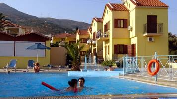 Piscina externa, guarda-sóis, espreguiçadeiras