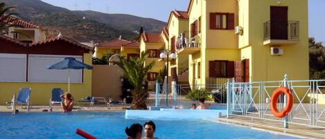 Outdoor pool, pool umbrellas, sun loungers