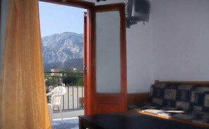 Appartement, 1 chambre | Aire de séjour | Téléviseur à écran plat de 28 po avec télévision par satellite