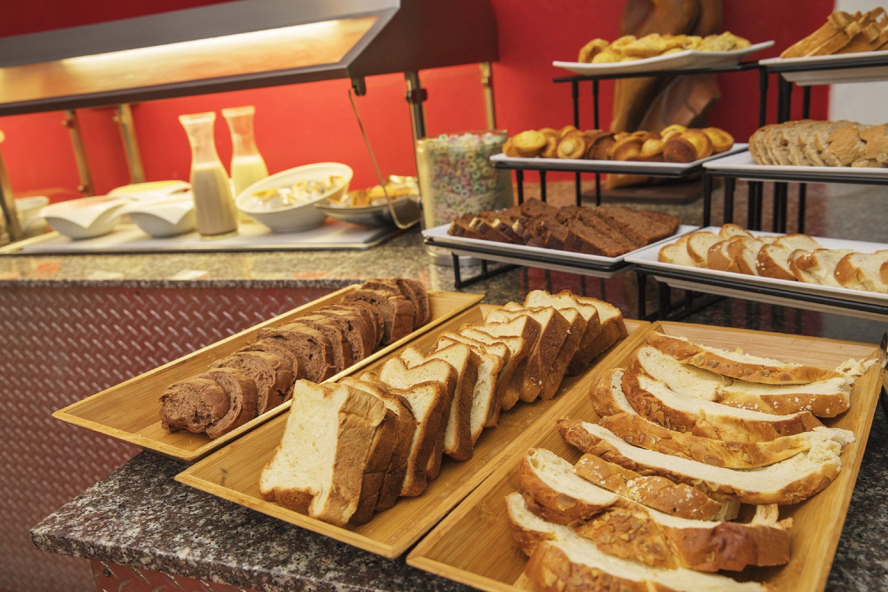 Un buffet con diversi tipi di pane e dolci.