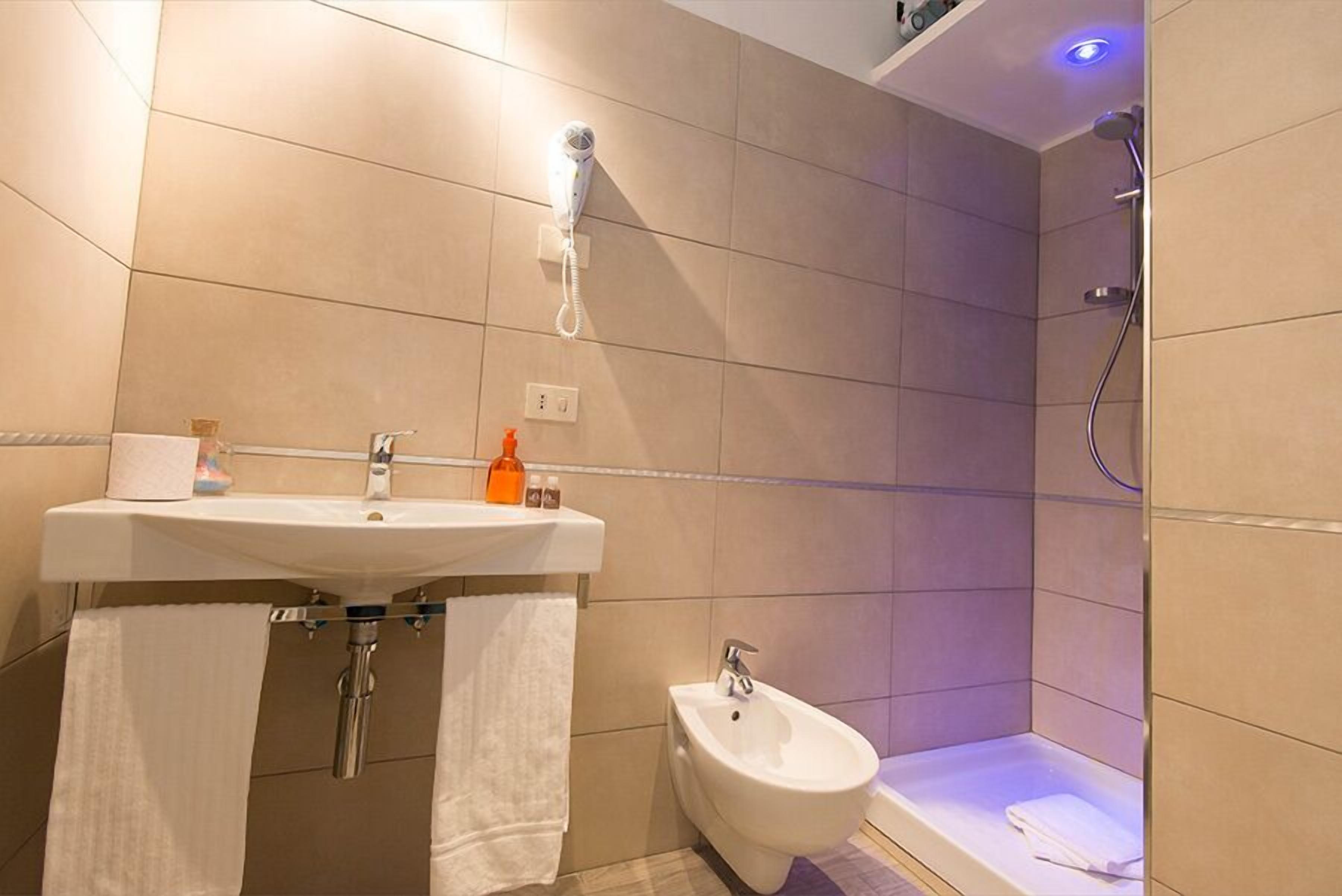 Doppel- oder Zweibettzimmer | Badezimmer | Dusche, kostenlose Toilettenartikel, Haartrockner, Bidet