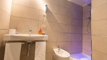 Doppel- oder Zweibettzimmer | Badezimmer | Dusche, kostenlose Toilettenartikel, Haartrockner, Bidet