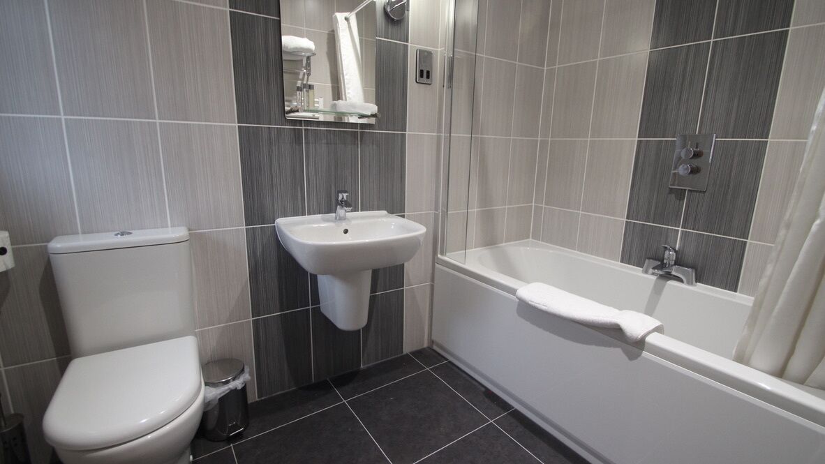 deluxe suite, ensuite | bathroom