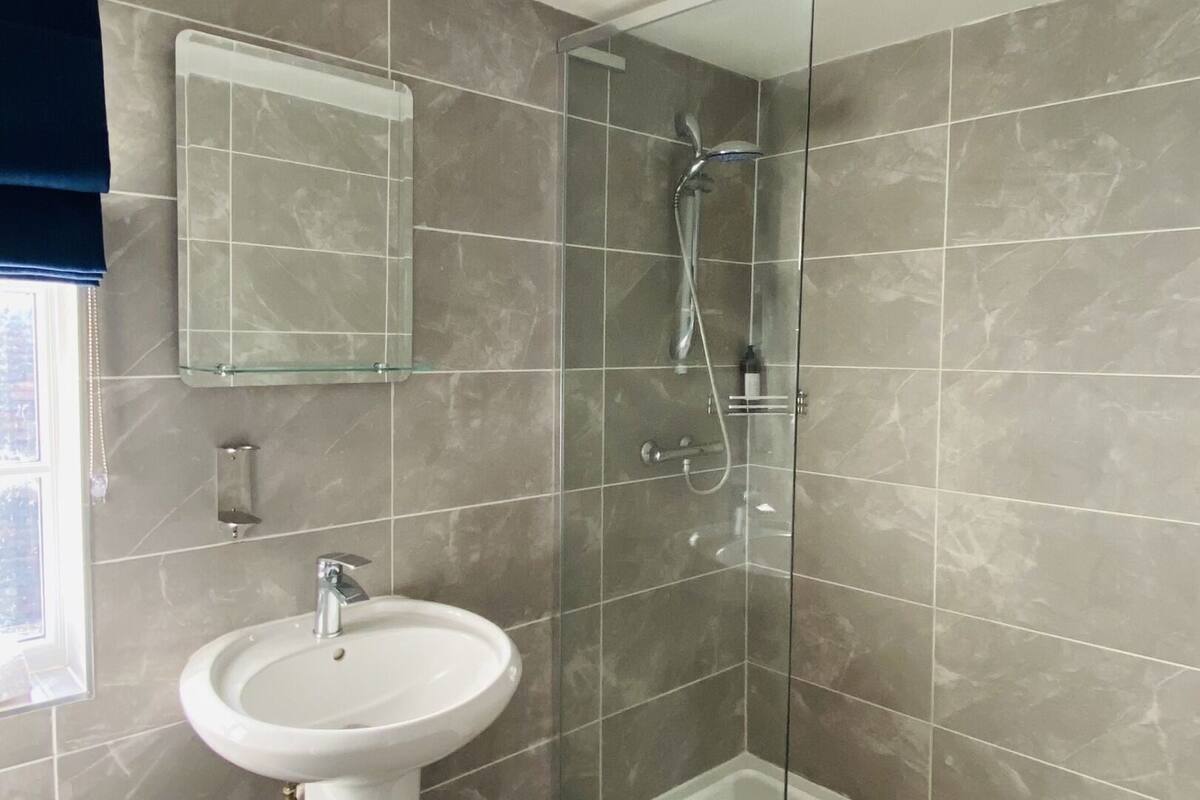 executive apartment, ensuite | bathroom
