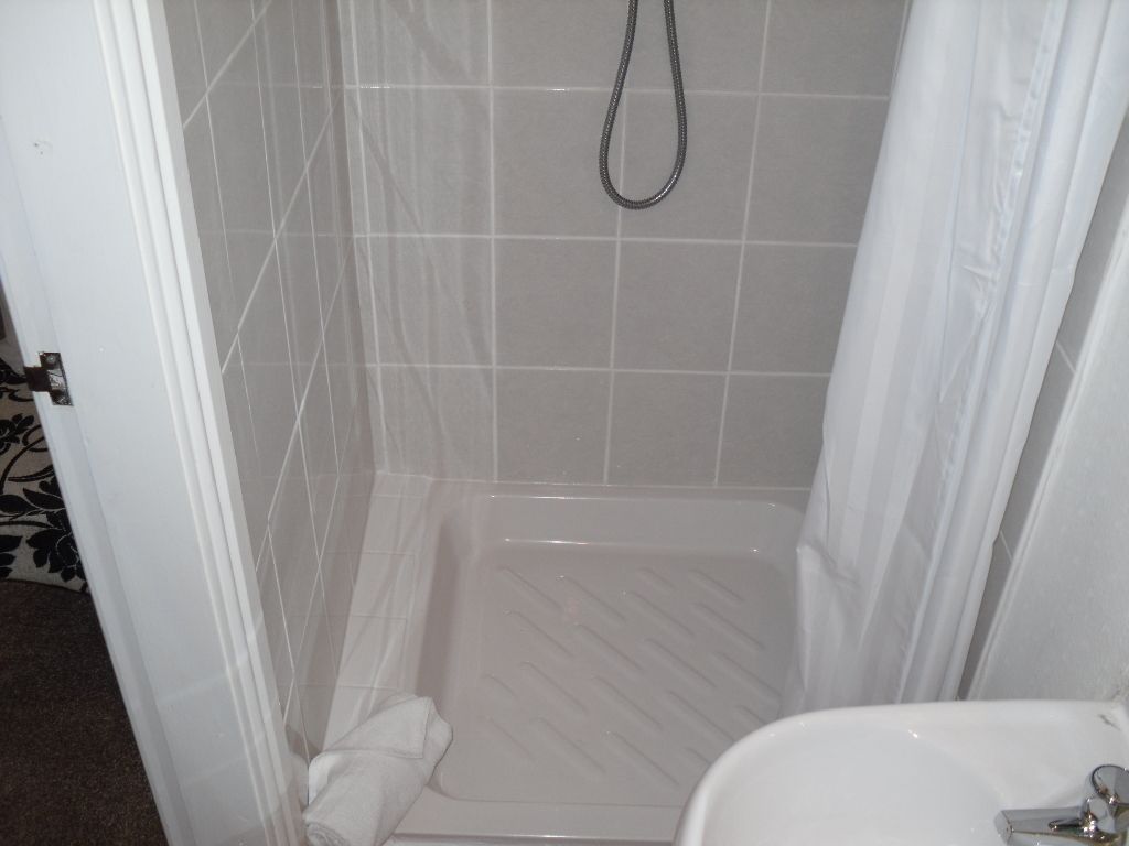 Double or Twin Room, Ensuite | Bathroom shower