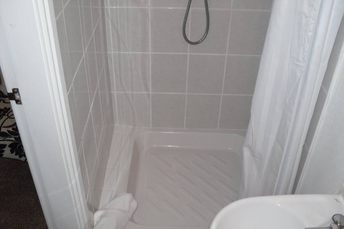 Double or Twin Room, Ensuite | Bathroom shower