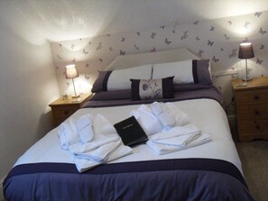 Double Room, Ensuite, Mountain View | Free WiFi - Agar House (Llandudno)