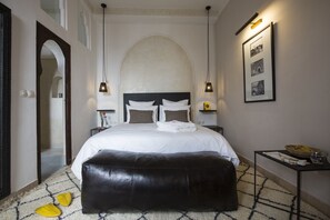 Kahden hengen standard-huone, oma kylpyhuone | Ylelliset vuodevaatteet, tallelokero huoneessa, ilmaiset vauvansängyt