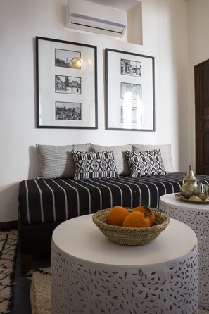 Kolmen hengen comfort-huone, oma kylpyhuone | Ylelliset vuodevaatteet, tallelokero huoneessa, ilmaiset vauvansängyt