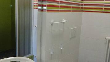 Un baño con ducha, inodoro y lavabo.