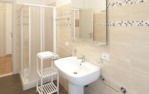 Economy Double or Twin Room | Bathroom | Shower, free toiletries, hair dryer, towels - Gardenia Guest House (Forlì)