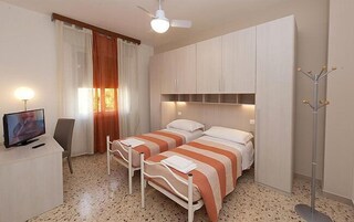 Escritorio, cortinas blackout, tabla de planchar con plancha y cunas 