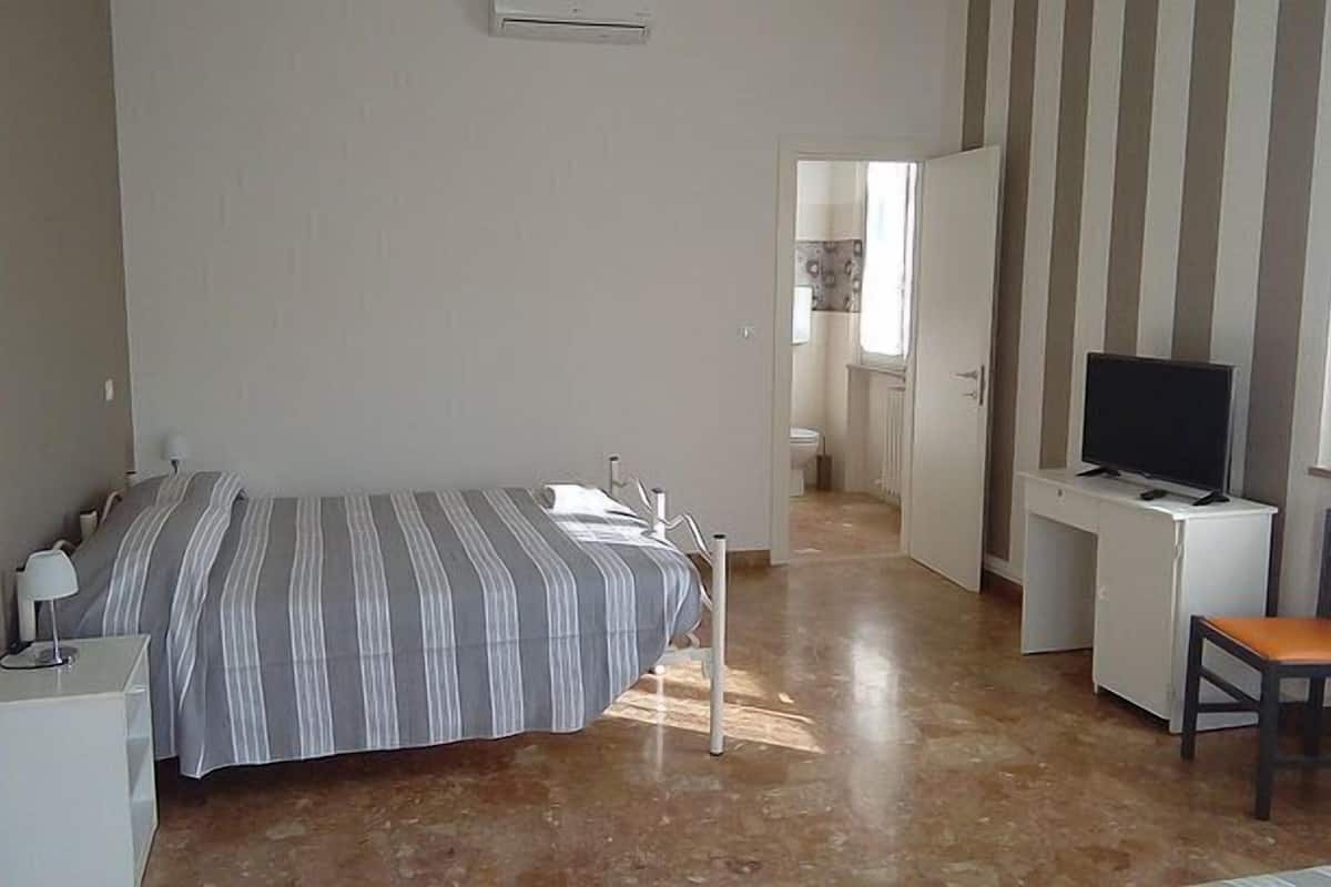 Escritorio, cortinas blackout, tabla de planchar con plancha y cunas