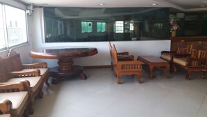 Lobby sitting area - Grand Leo Hotel (Sing Buri)