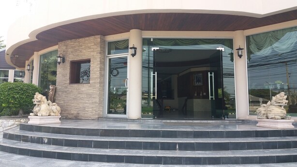 Property entrance - Grand Leo Hotel (Sing Buri)