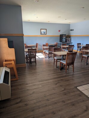 Free daily self-serve breakfast - Chisholm Inn & Suites (Chisholm)
