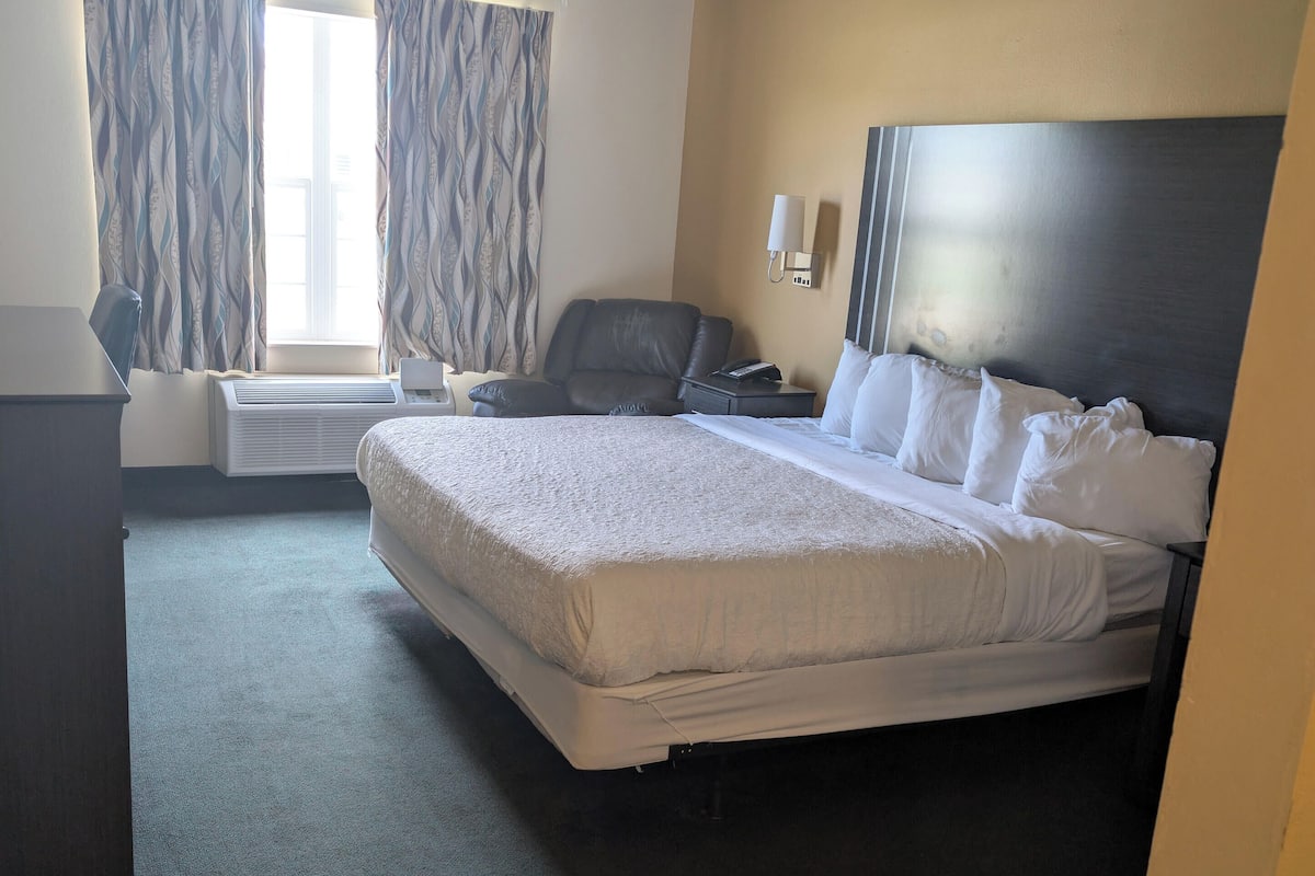 Room, 1 King Bed (Barrier Free) | 1 bedroom, desk, iron/ironing board, bed sheets
