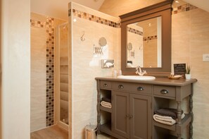 Double Room | Bathroom | Shower, rainfall showerhead, free toiletries, hair dryer - Le Logis Aux Bulles (Verzy)