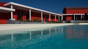 Piscina all'aperto, lettini