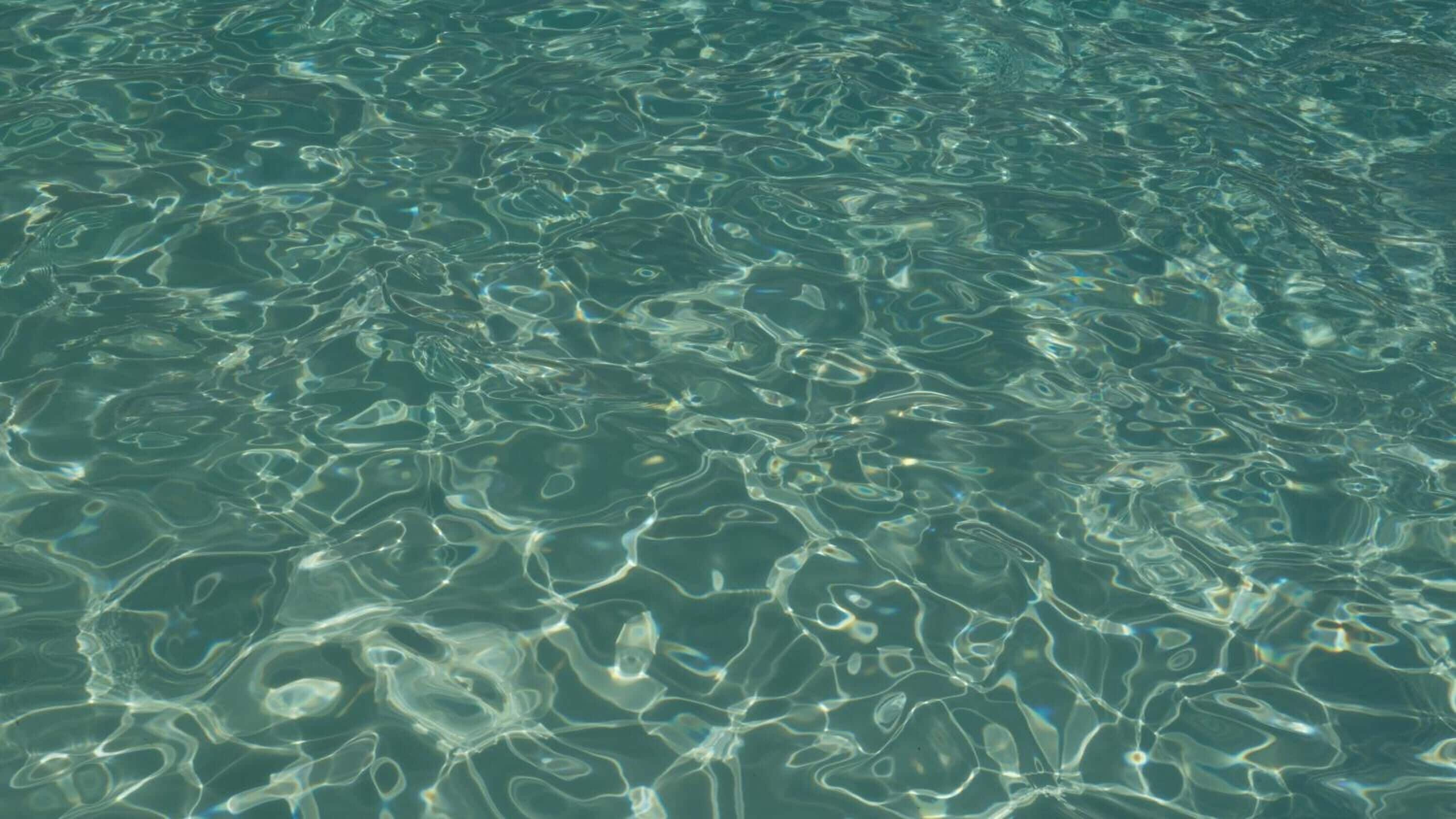 Primer plano de agua cristalina y ondulante, sin elementos visibles.