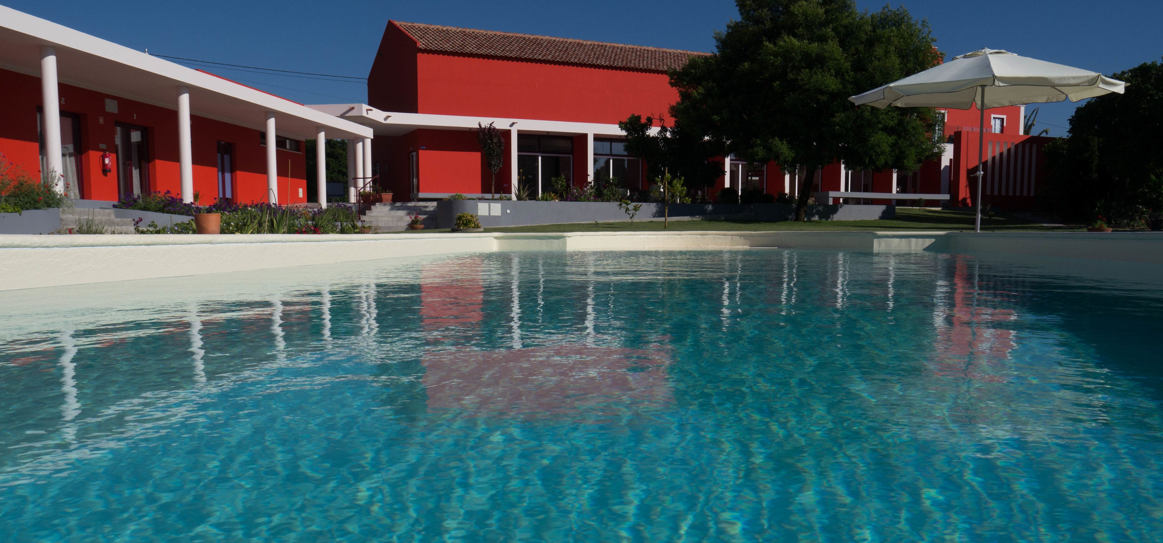 Una piscina al aire libre, tumbonas