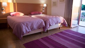 Camera con letto matrimoniale o 2 letti singoli, angolo cottura | 1 camera, minibar, una scrivania, culle/letti per bambini (a pagamento)