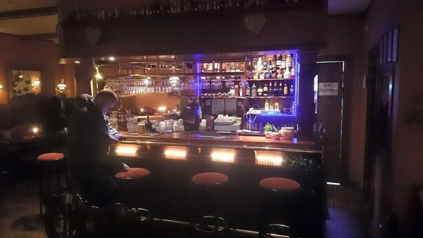 Bar (trong khuôn viên)