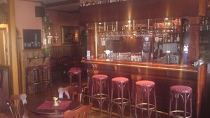 Bar (trong khuôn viên)