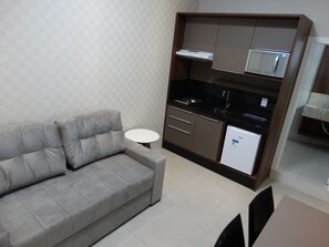 Room | Living area | Flat-screen TV - Apartamento Terreo Navegantes (Navegantes)