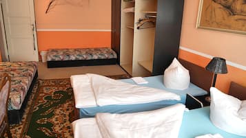 Kamar Quadruple | Meja kerja, tirai kedap cahaya, dan setrika/meja setrika