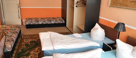 Escritorio, cortinas blackout y tabla de planchar con plancha