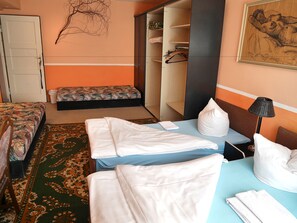 A hotel room with two beds, a bench, a wardrobe, and a painting on the wall. - Pension Lada (Karlovy Vary)