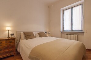 Apartamento, 2 quartos (Location:  via Romana di Quarto) | 2 quartos, individualmente decorados, individualmente mobiliados