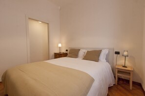 2 bedrooms, individually decorated, individually furnished, desk - JOIVY via Romana di Quarto (Genoa)