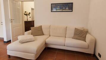 Appartamento, 2 camere da letto (Location: via Romana di Quarto) | Area soggiorno | TV