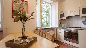 Apartment, 2Â Schlafzimmer (Location: via Romana di Quarto) | Eigene KĂŒche | KĂŒhlschrank, Mikrowelle, Ofen, Herdplatte