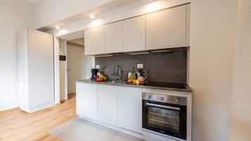 Departamento (Ariento Deluxe 8) | Cocina privada | Refrigerador, microondas, horno y parrilla de estufa