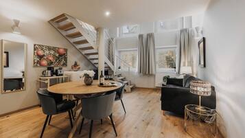Apartment (Ariento Deluxe 5) | Living area | Flat-screen TV