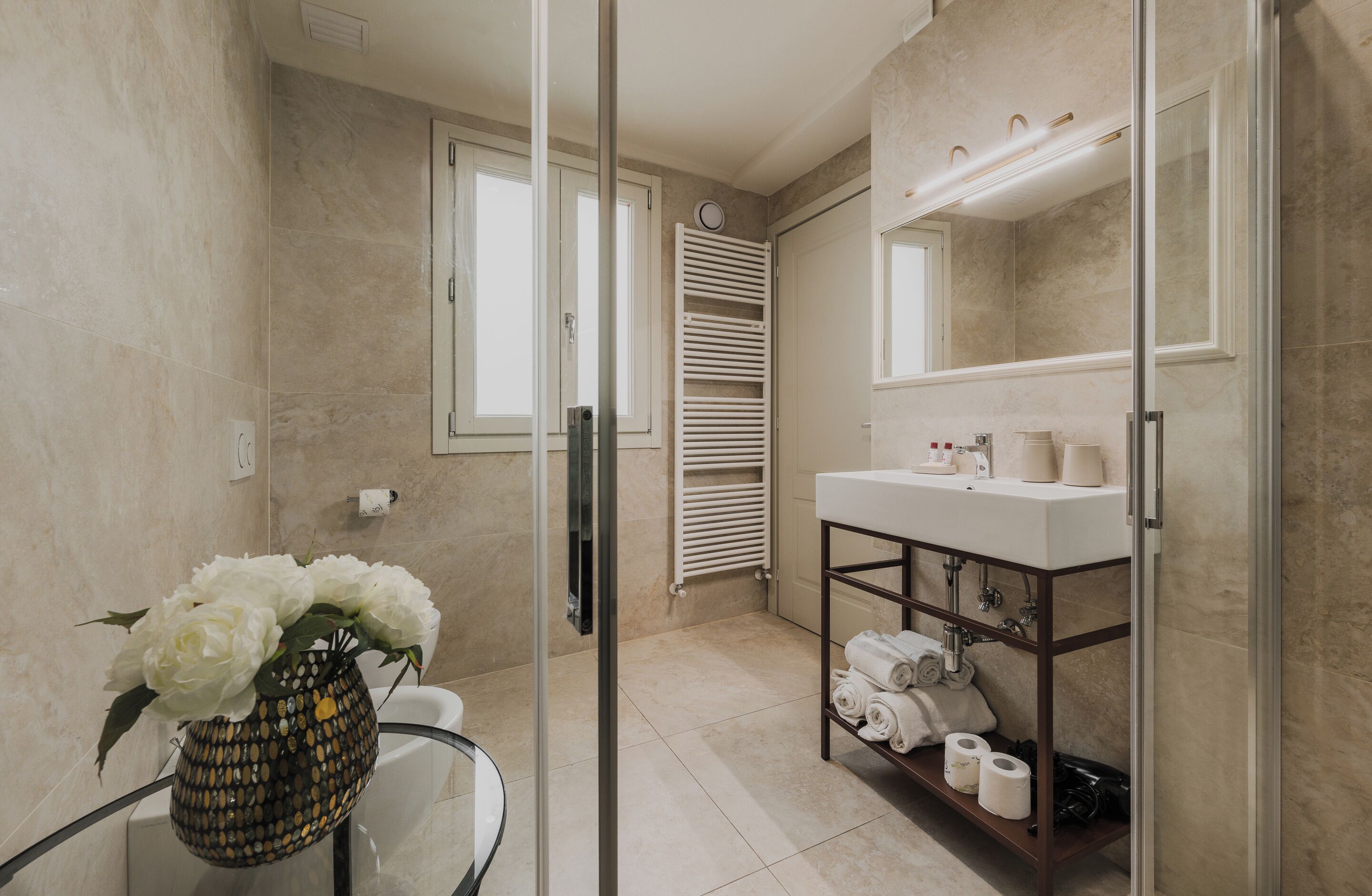 Appartamento (Ariento Deluxe 6) | Bagno | Doccia, set di cortesia gratuito, asciugacapelli, asciugamani