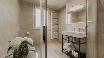 Appartamento (Ariento Deluxe 6) | Bagno | Doccia, set di cortesia gratuito, asciugacapelli, asciugamani