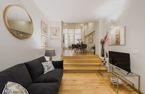 Apartment (Ariento Deluxe 6) | Living area | Flat-screen TV