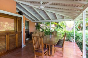 Outdoor dining - VILLA VIENTO (Tower Isle)
