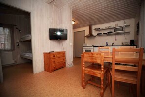 Cabane, salle de bains privée | Coin séjour