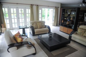 2 Bedroom Apartment, Full Kitchen, 2 Bathrooms | Living area | Plasma TV