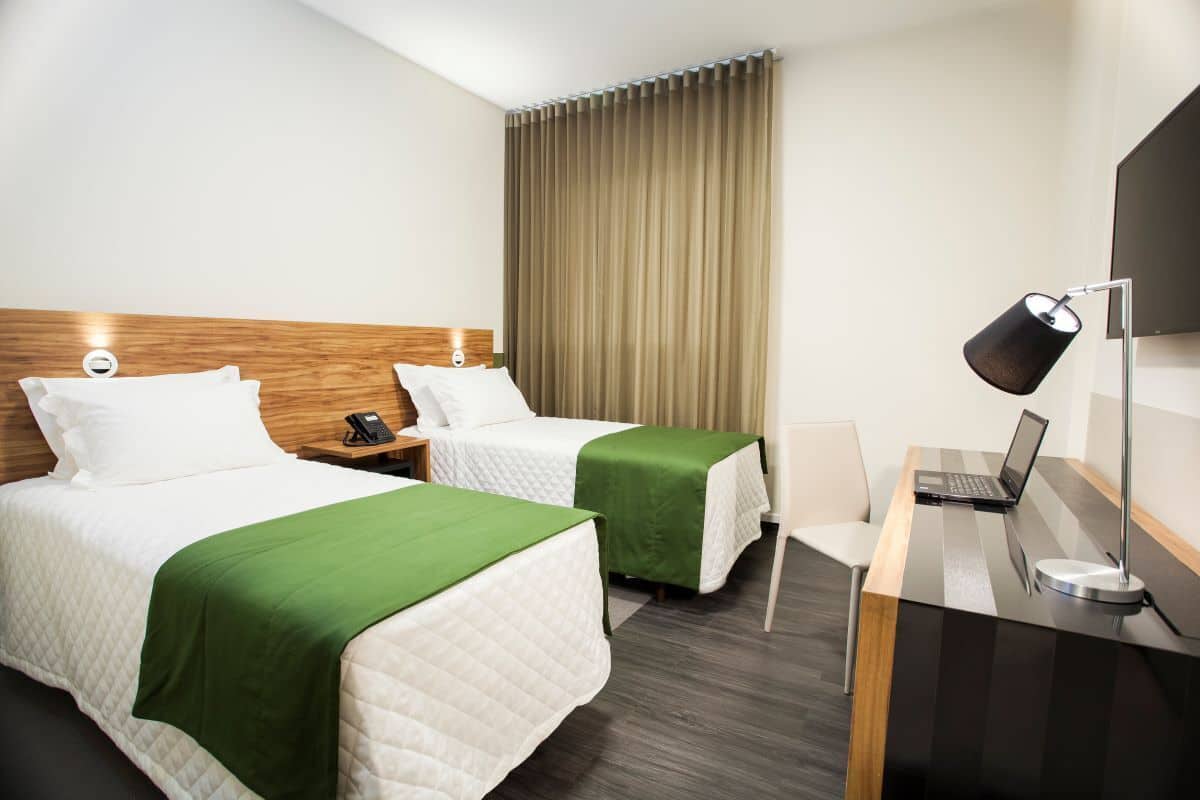 Habitación estándar con 2 camas individuales, 2 camas individuales | Minibar, caja fuerte, escritorio y wifi gratis