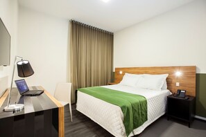 Quarto casal standard, 1 cama de casal | Frigobar, cofres nos quartos, escrivaninha, Wi-Fi de cortesia